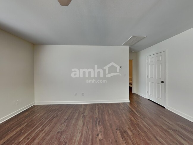 Photo - 233 Worcester Ln