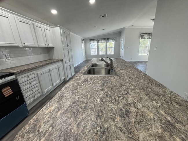 Photo - 940 W Roseau Ave