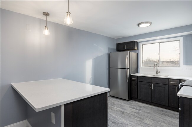 Building Photo - 562 Kenmore Ave Unit Lower