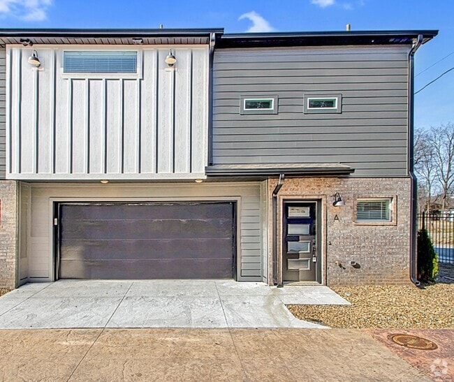 Building Photo - 2 Bed 2 Bath 2 Car Garage Townhome in Rock...