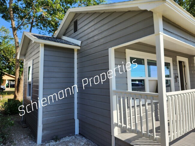 Photo - 202 N Getzendaner St