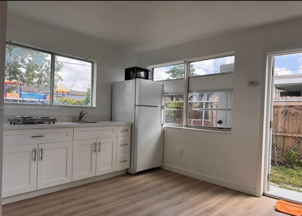 Photo - 481 E 31st St Unidad 1