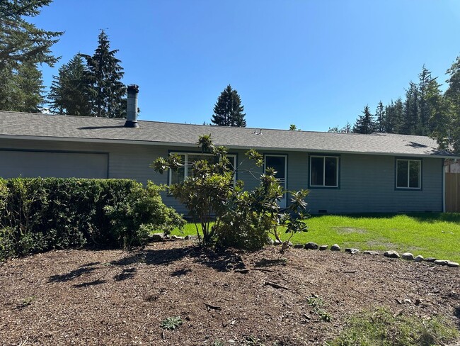 Building Photo - Welcome to this charming 3 bedroom, 2 bathroom home + Office + Large Shed + Mt Si View!