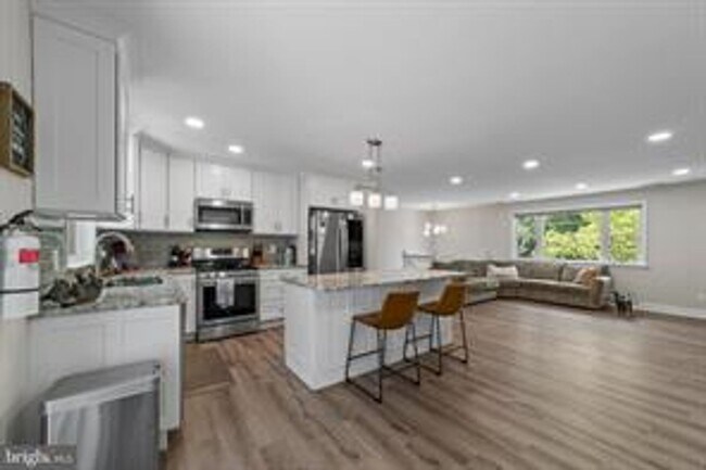 Photo - Modern 4 bedroom with fenced backyard House