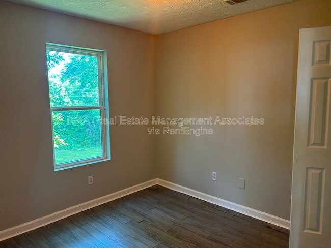 Photo - 305 E Quilly St