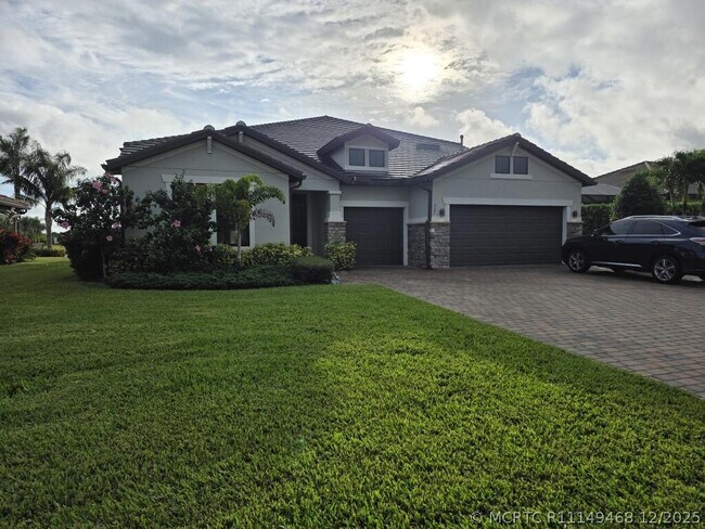 527 SE Vallarta Dr