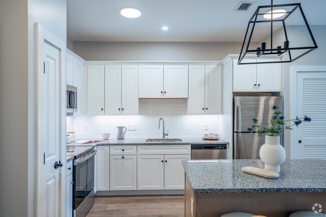 1BR, 1BA - 671SF - Kitchen - 150 Draper Ave