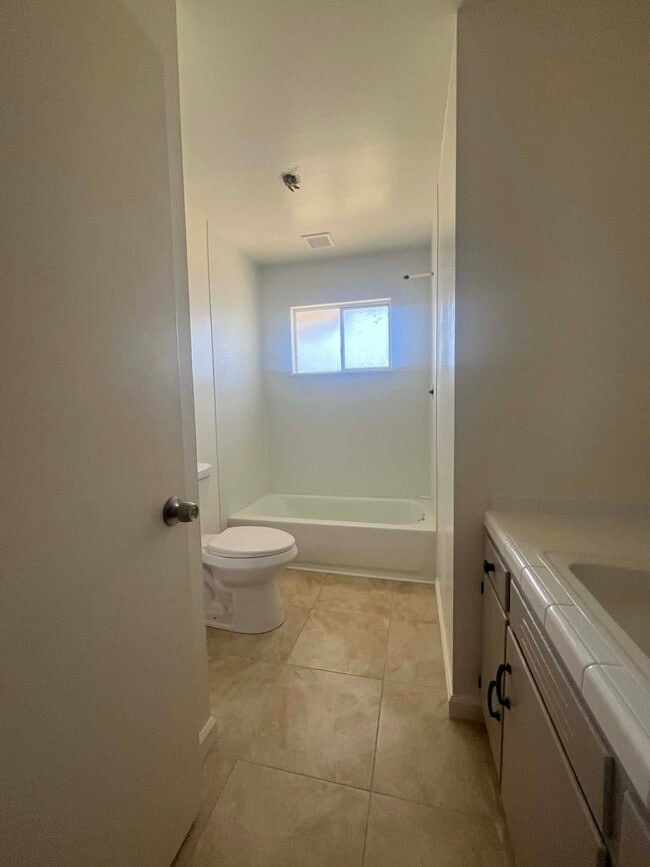 Photo - 480 Iona Ave