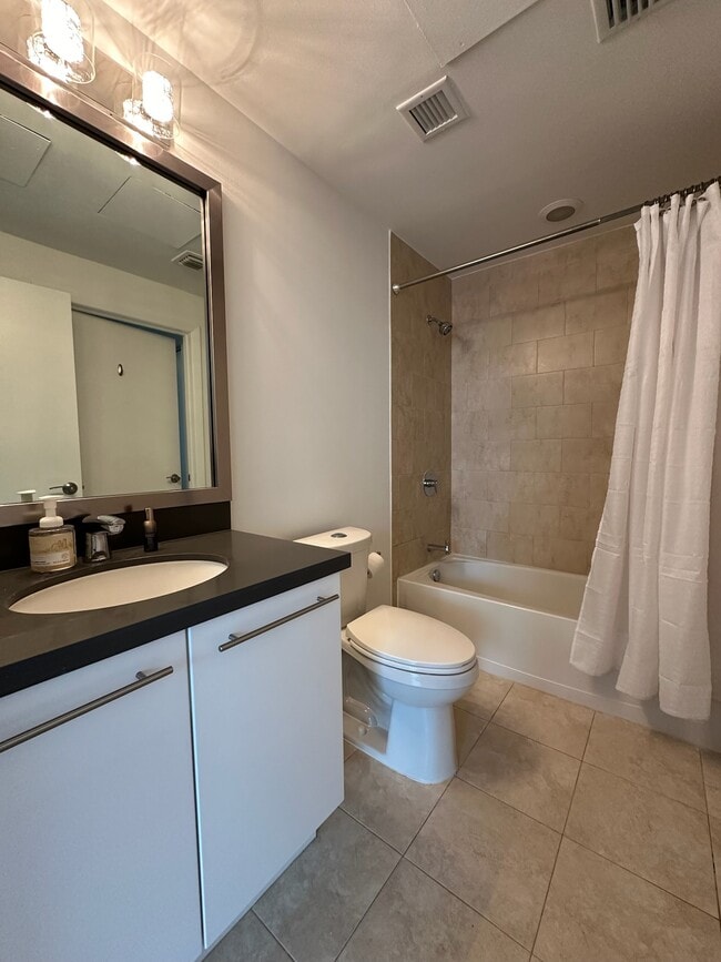 Building Photo - 90 SW 3rd St Unit 1115 Rental