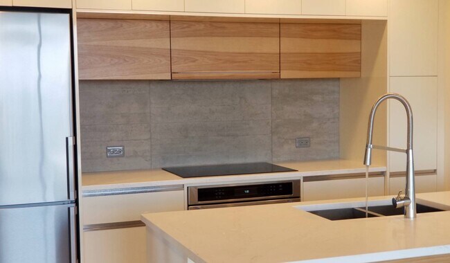 Photo - 989 Johnson St