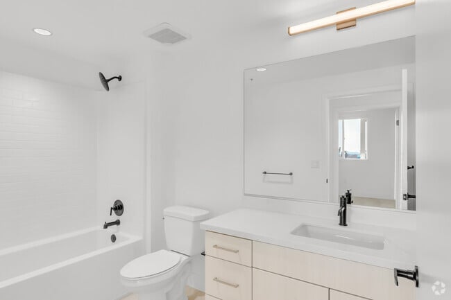 2BR, 2BA - 987 SF