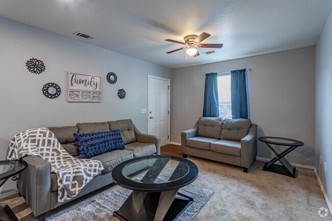 1 habitación, 1 baño - 586 pies cuadrados - Touchstone Village