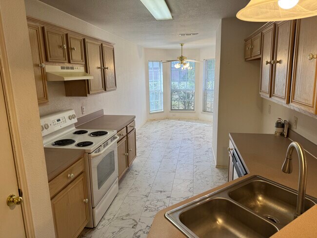 Cocina desde el comedor - 1814 McNeely St