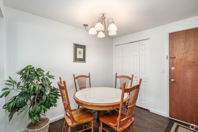 2BR, 1BA - 825SF - Dining Room