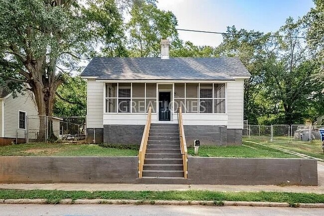 Building Photo - 698 Southern St