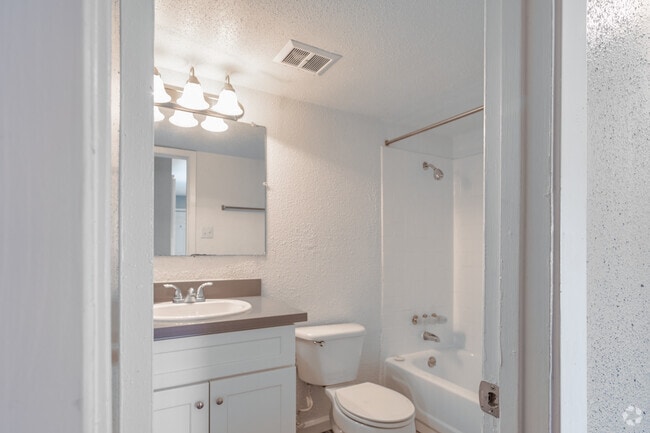 1BR, 1BA - 700SF
