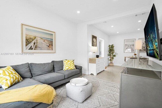 Photo - 570 NW 48th St