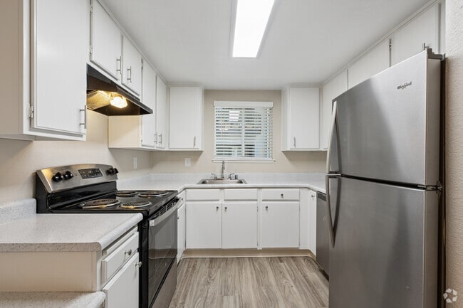 2BR, 2BA - 1040SF - Kitchen