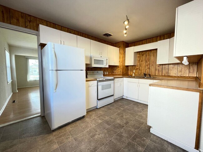 Photo - Northside 3 Bedroom Fenced with Huge Shop