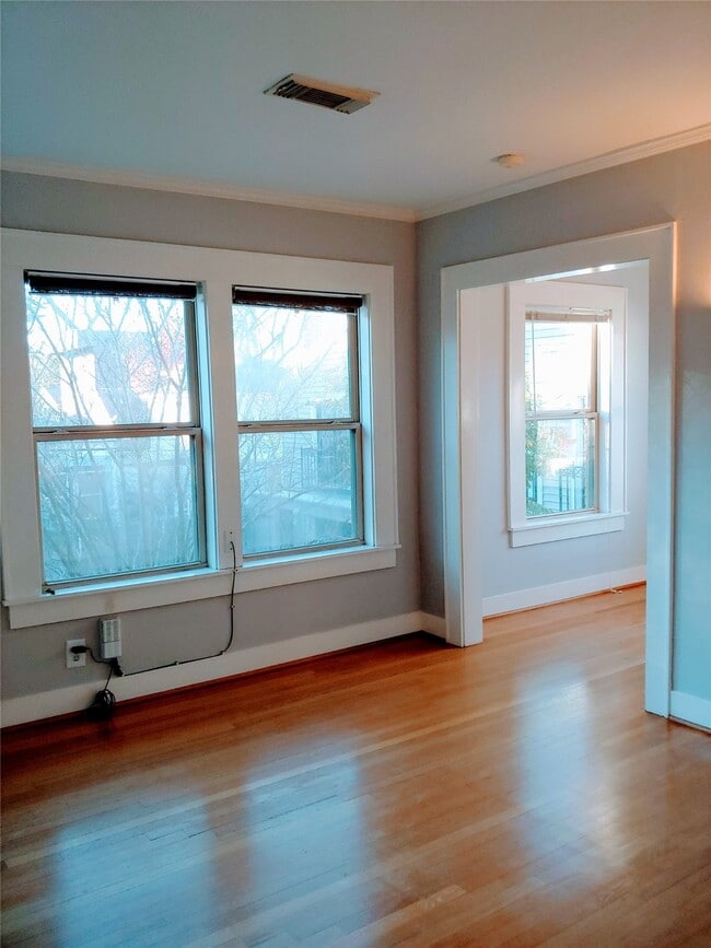 Building Photo - 312 Hawthorne St Unit 1 Rental