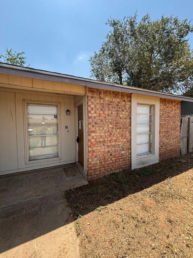 Building Photo - 1 bed 1 bath duplex unit