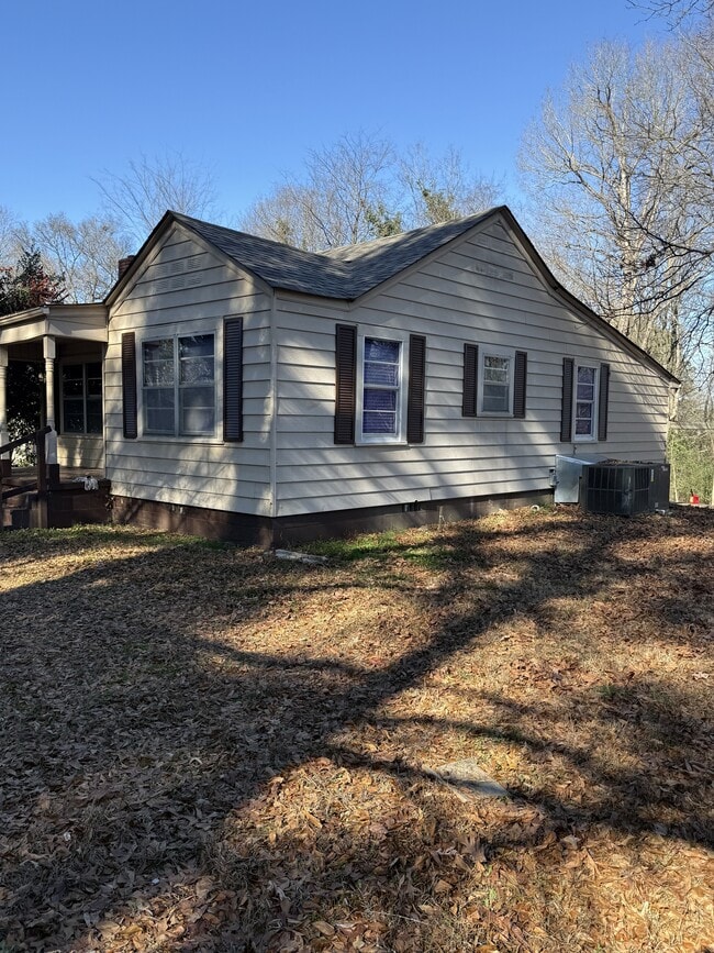 Building Photo - 1633 Yvonne Dr