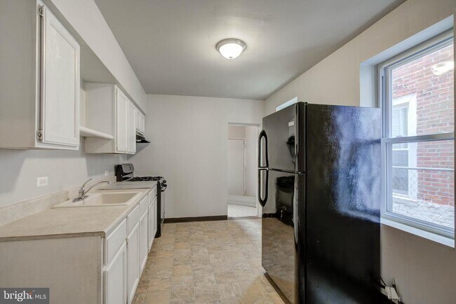 Photo - 2069 E Monmouth St