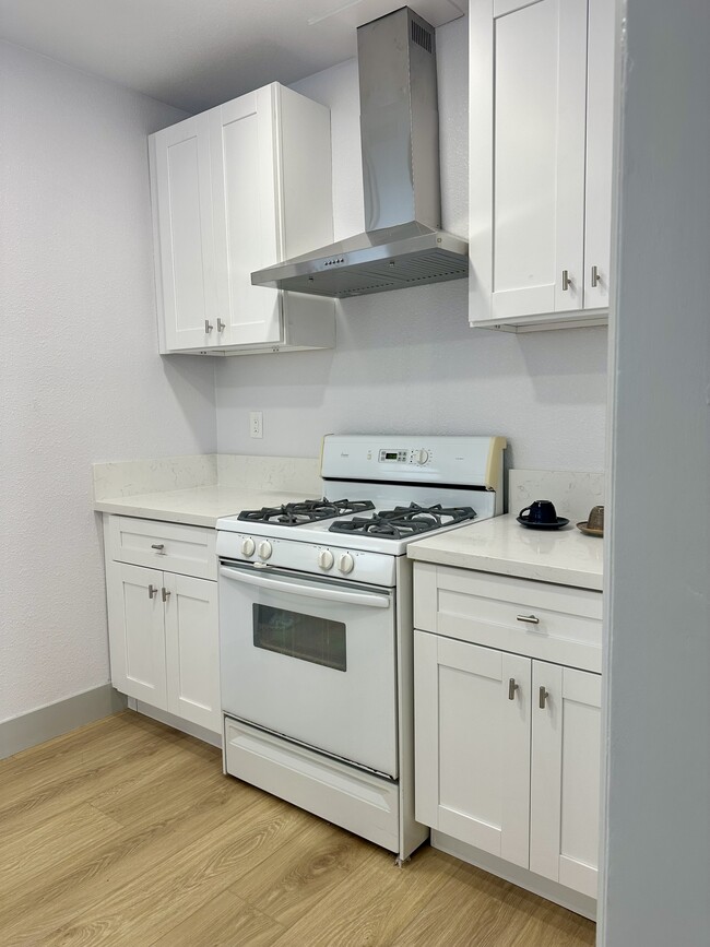 Kitchen - 1050 S Hayworth Ave