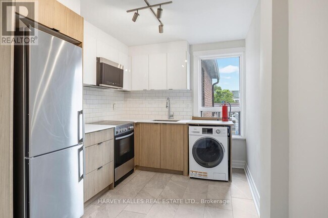 Photo - 910 Bloor St W