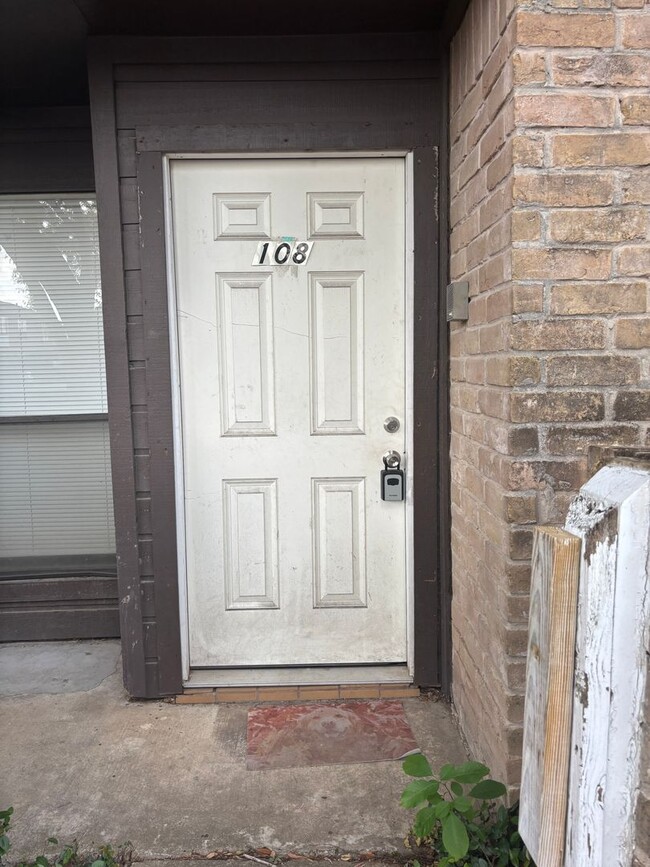 Building Photo - 1 bed 1.5 bath Apply now! $400 Move in Spe... Unit 108 Rental