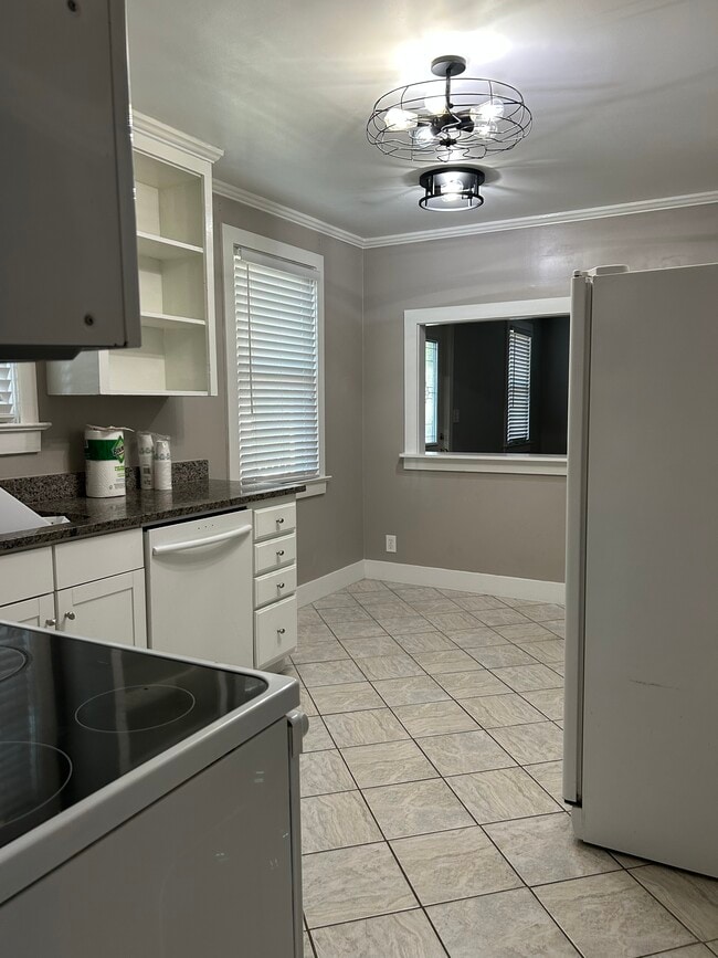 Photo - 661 Adluh St