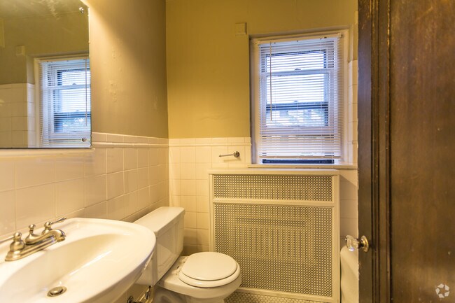 1BR, 1BA - 875 SF