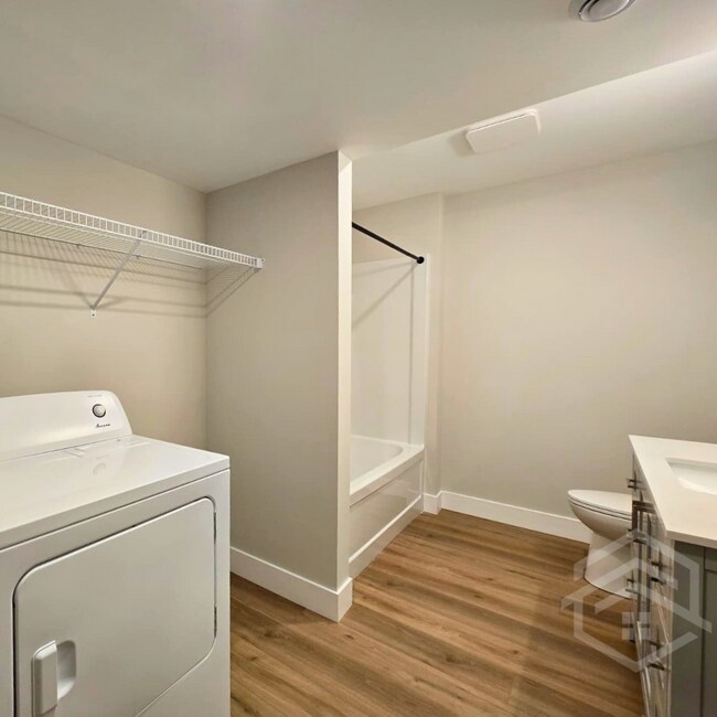 Photo - Brand New Lower Duplex Unit – Available Now!! Unité 2