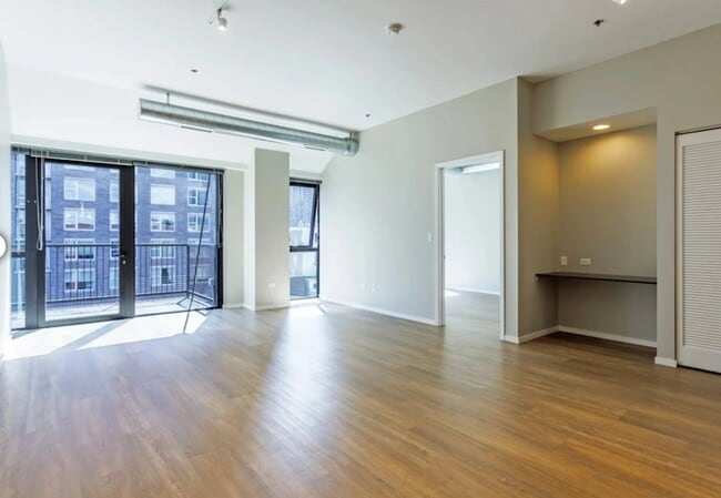 Photo - 215 W Scott St
