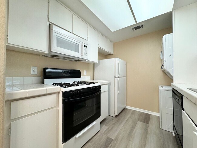 Photo - AVAILABLE NOW!! Charming UPSTAIRS 2 Bed/ 1...