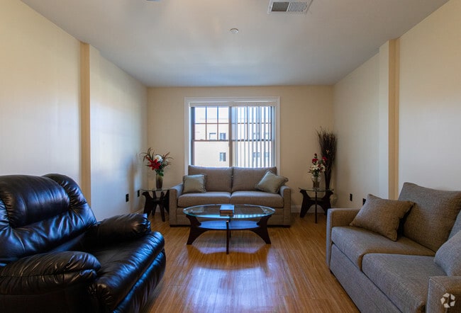 62 Roxbury St Living Room