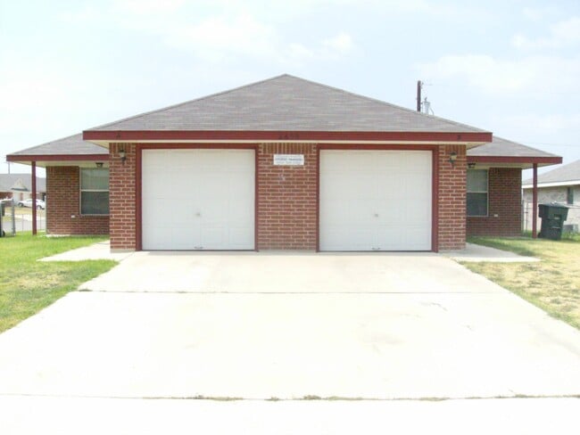 Building Photo - 2600 Alma Dr Unit B