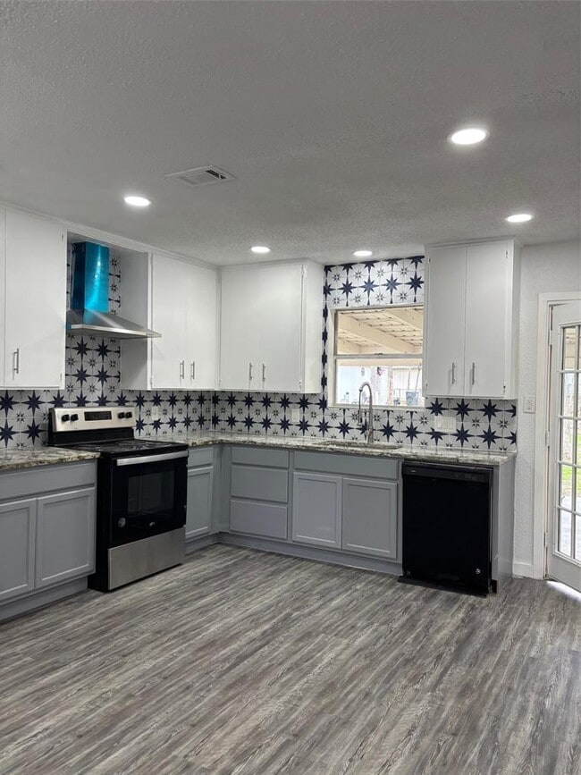 Photo - 2012 Water St