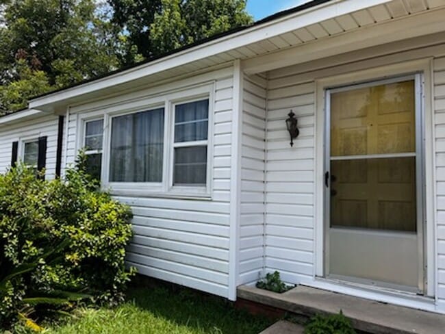 Building Photo - Classic 3/2 in Marianna w/ Lawn Maintenance & Pest Control Included