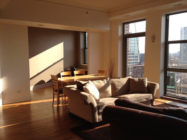 Building Photo - 165 N Canal St Unit 1301