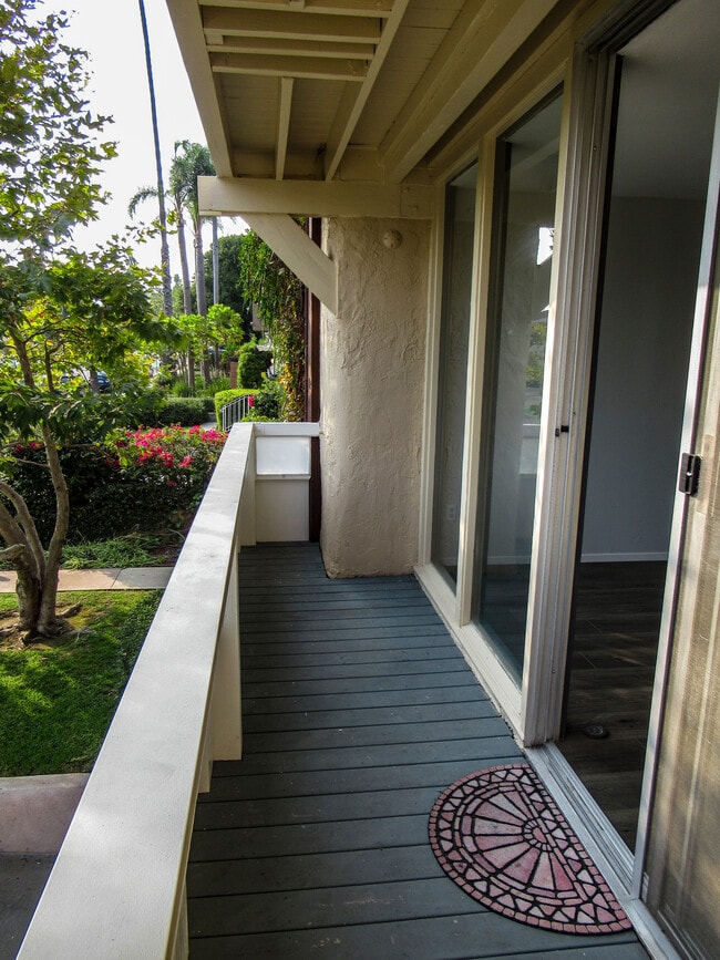 Unit Deck Area - 1535 Yale St