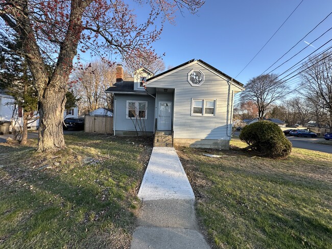 Photo - 187 Danforth St