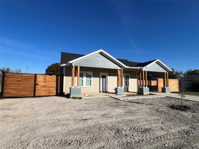 Photo - 615 Luxton St