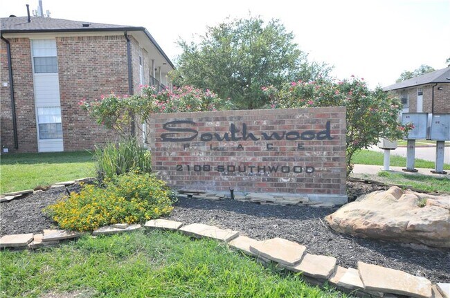 Photo - 2100 Southwood Dr Apartment Unit 14