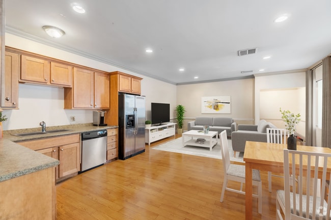 Building Photo - Spacious Duplex in the Heart of South Side... Rental