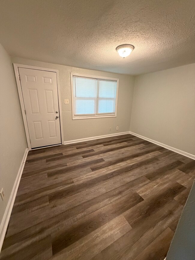 Sala de estar - 505 Davis Ave Unidad B
