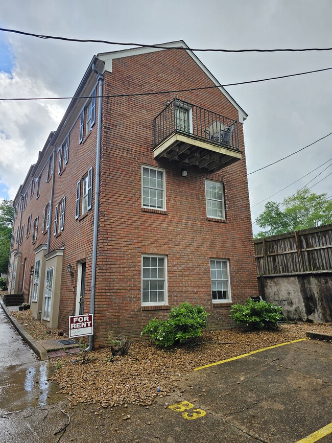 Photo - 613 University Dr