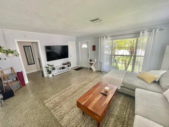Photo - 803 NE 7th Ave Casa