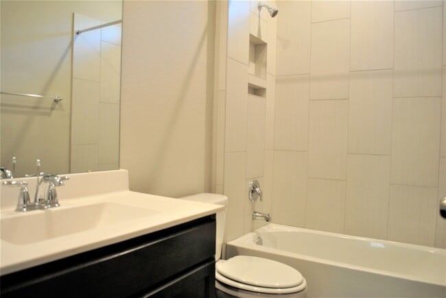 Building Photo - 14131 Lake Lodge Dr