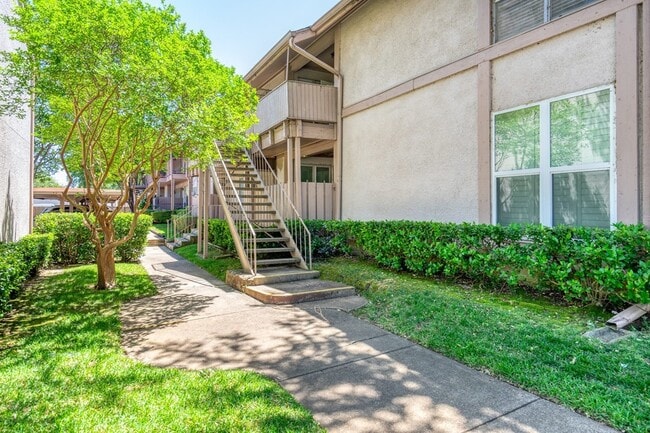 Building Photo - 10588 High Hollows Dr Unit 283